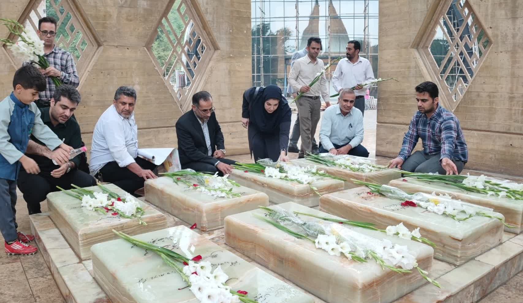 کارکنان پارک علم و فناوری گلستان با شهداي گمنام تجديد ميثاق کردند