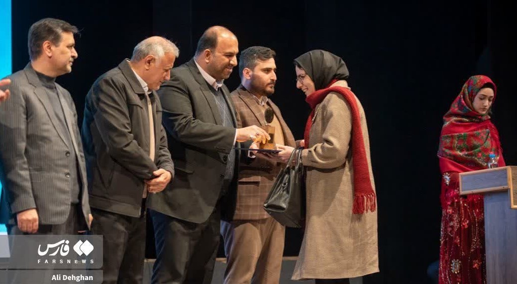 کارشناس مرکز رشد گرگان، موفق به دریافت جایزه ملی جوان سال 1403 شد